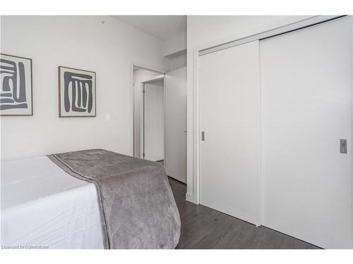 1608-2081 Fairview Street, Burlington, ON - Indoor Photo Showing Bedroom