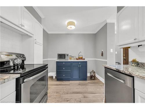 406-700 Dynes Road, Burlington, ON - Indoor Photo Showing Kitchen With Upgraded Kitchen