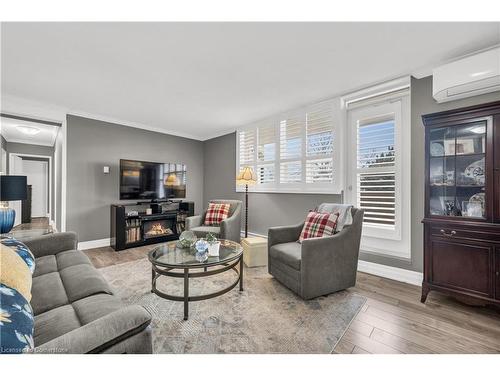 406-700 Dynes Road, Burlington, ON - Indoor Photo Showing Living Room