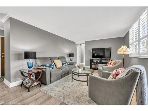 406-700 Dynes Road, Burlington, ON - Indoor Photo Showing Living Room