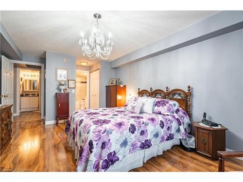 107-980 Golf Links Road, Ancaster, ON - Indoor Photo Showing Bedroom