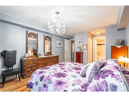 107-980 Golf Links Road, Ancaster, ON - Indoor Photo Showing Bedroom