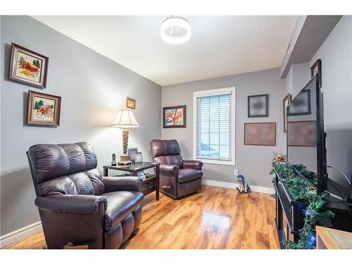 107-980 Golf Links Road, Ancaster, ON - Indoor Photo Showing Living Room