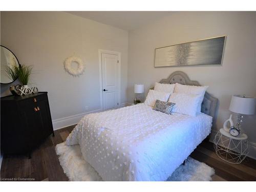 66 Dundurn Street N, Hamilton, ON - Indoor Photo Showing Bedroom