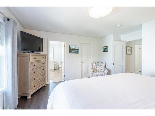 27 Willow Bank Common, St. Catharines, ON - Indoor Photo Showing Bedroom