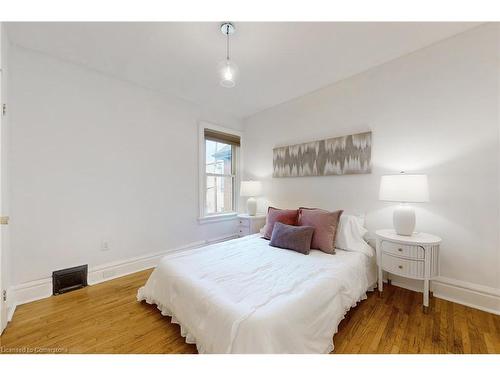 18 Spring Street, Hamilton, ON - Indoor Photo Showing Bedroom