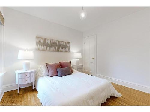 18 Spring Street, Hamilton, ON - Indoor Photo Showing Bedroom