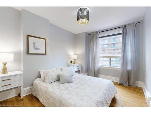 18 Spring Street, Hamilton, ON - Indoor Photo Showing Bedroom