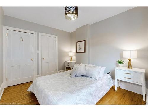 18 Spring Street, Hamilton, ON - Indoor Photo Showing Bedroom