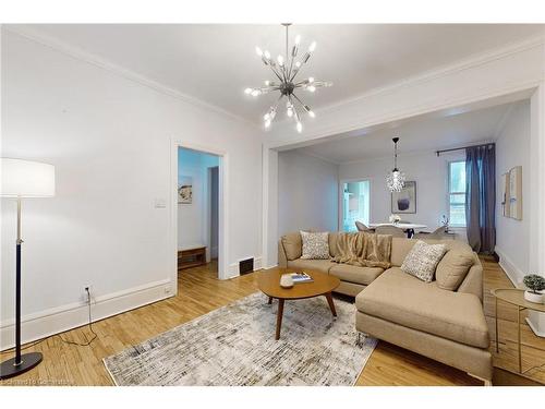 18 Spring Street, Hamilton, ON - Indoor Photo Showing Living Room