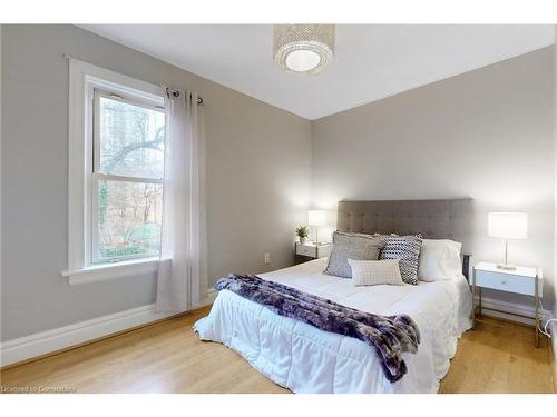 18 Spring Street, Hamilton, ON - Indoor Photo Showing Bedroom