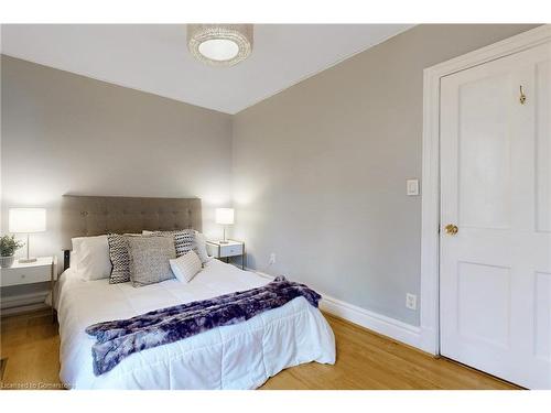 18 Spring Street, Hamilton, ON - Indoor Photo Showing Bedroom