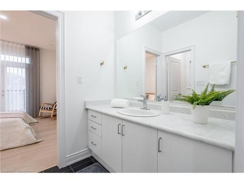 158 Agro Street, Waterdown, ON - Indoor Photo Showing Bathroom