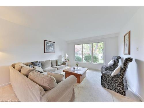 981 Valdese Drive, Mississauga, ON - Indoor Photo Showing Living Room