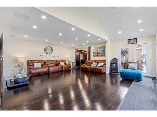 1073 N Service Road, Hamilton, ON - Indoor Photo Showing Living Room