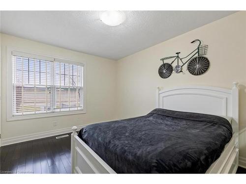 1073 N Service Road, Hamilton, ON - Indoor Photo Showing Bedroom