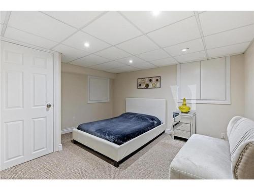 1073 N Service Road, Hamilton, ON - Indoor Photo Showing Bedroom