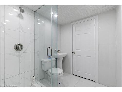 1073 N Service Road, Hamilton, ON - Indoor Photo Showing Bathroom