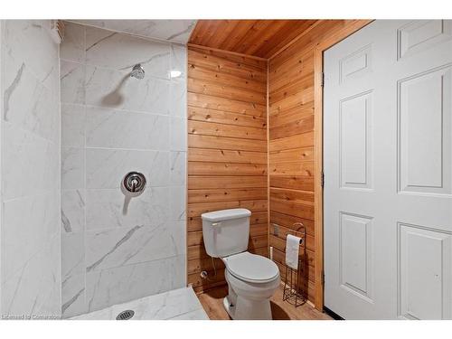 1073 N Service Road, Hamilton, ON - Indoor Photo Showing Bathroom