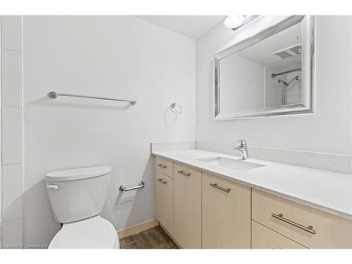 607-220 Cannon Street E, Hamilton, ON - Indoor Photo Showing Bathroom