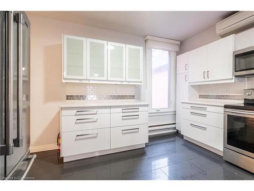 2-138 Bold Street, Hamilton, ON - Indoor Photo Showing Kitchen