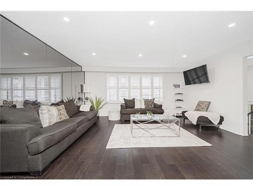 5 Orsi Road, Caledon, ON - Indoor Photo Showing Living Room