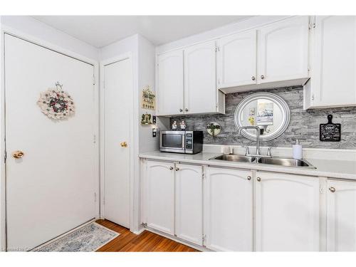 9-523 Parkview Crescent, Cambridge, ON - Indoor Photo Showing Kitchen With Double Sink