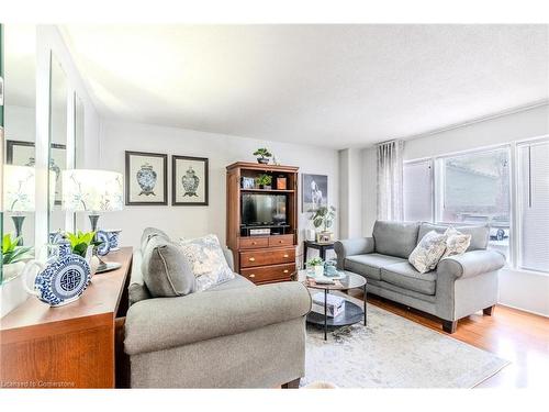 9-523 Parkview Crescent, Cambridge, ON - Indoor Photo Showing Living Room