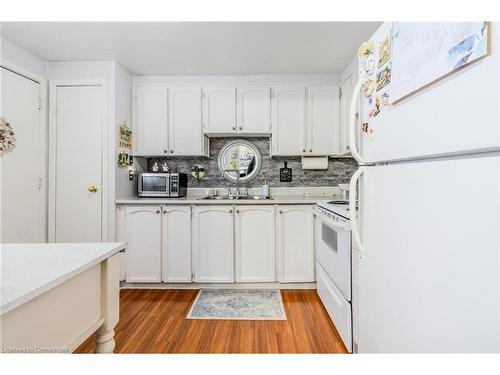 9-523 Parkview Crescent, Cambridge, ON - Indoor Photo Showing Kitchen With Double Sink