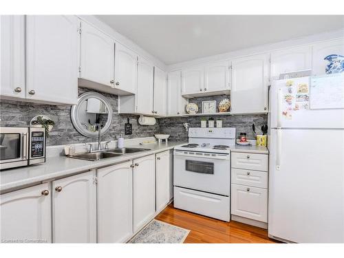 9-523 Parkview Crescent, Cambridge, ON - Indoor Photo Showing Kitchen With Double Sink