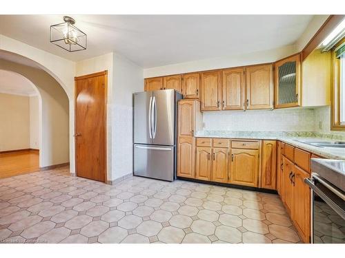 37 Congress Court, Hamilton, ON - Indoor Photo Showing Kitchen With Double Sink