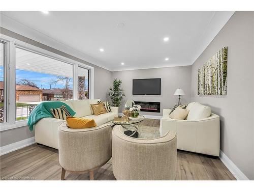 147 Allenby Avenue, Hamilton, ON - Indoor Photo Showing Living Room