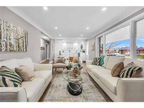 147 Allenby Avenue, Hamilton, ON - Indoor Photo Showing Living Room