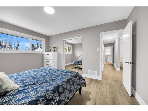 147 Allenby Avenue, Hamilton, ON - Indoor Photo Showing Bedroom