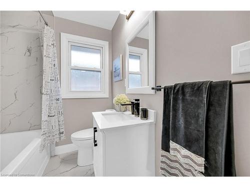 147 Allenby Avenue, Hamilton, ON - Indoor Photo Showing Bathroom