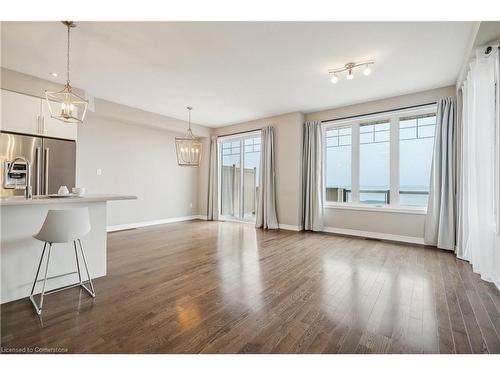 62 Waterview Lane, Grimsby, ON - Indoor Photo Showing Kitchen With Upgraded Kitchen