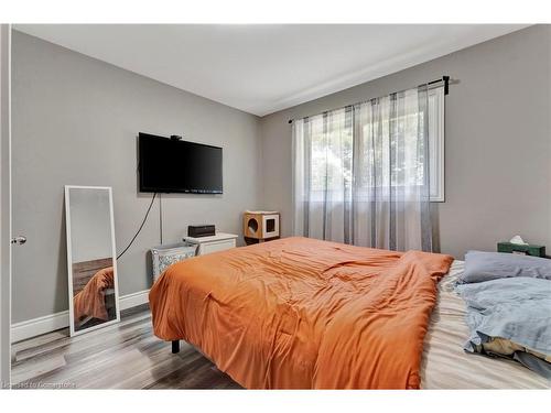 584 East 27Th Street, Hamilton, ON - Indoor Photo Showing Bedroom