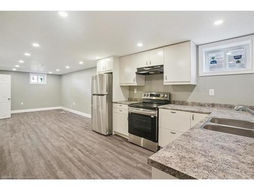 584 East 27Th Street, Hamilton, ON - Indoor Photo Showing Kitchen With Double Sink