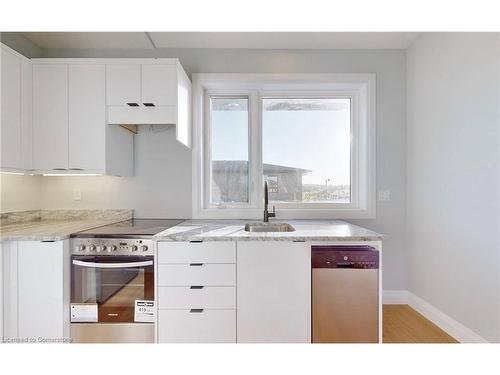 9 Summersides Mews, Pelham, ON - Indoor Photo Showing Kitchen