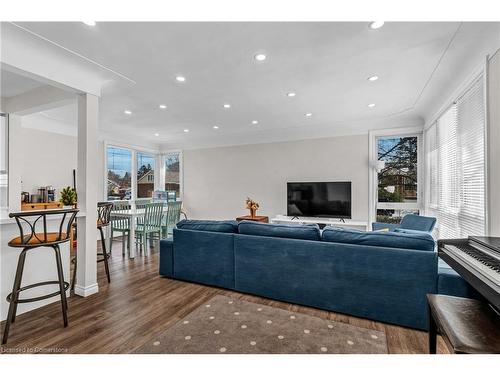 9 Mulock Avenue, Hamilton, ON - Indoor Photo Showing Living Room