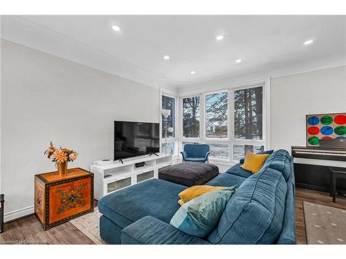 9 Mulock Avenue, Hamilton, ON - Indoor Photo Showing Living Room