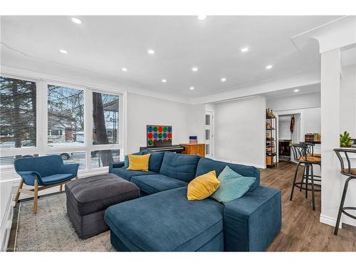 9 Mulock Avenue, Hamilton, ON - Indoor Photo Showing Living Room