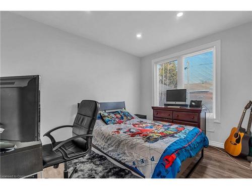 9 Mulock Avenue, Hamilton, ON - Indoor Photo Showing Bedroom