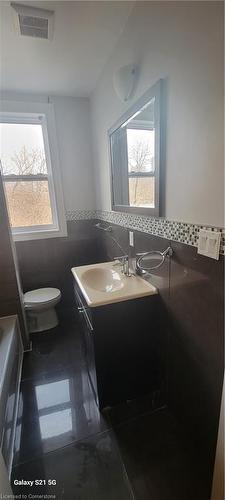 201 Bay Street N, Hamilton, ON - Indoor Photo Showing Bathroom