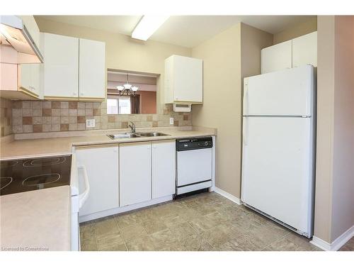 44-55 Kerman Avenue, Grimsby, ON - Indoor Photo Showing Kitchen With Double Sink