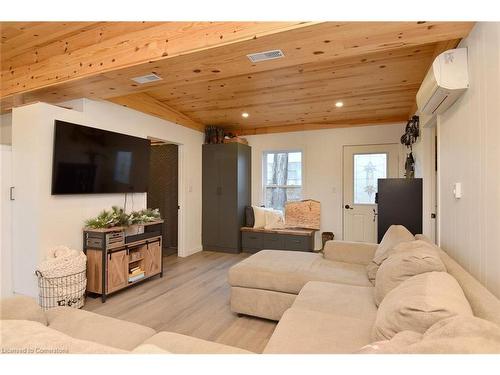 1344 Highway 8 Highway, Flamborough, ON - Indoor Photo Showing Living Room