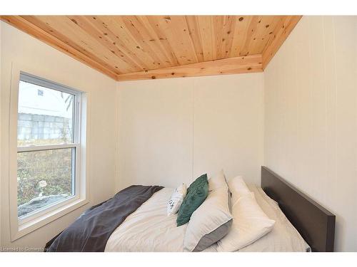 1344 Highway 8 Highway, Flamborough, ON - Indoor Photo Showing Bedroom