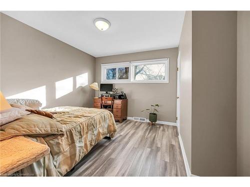 465 East 36Th Street, Hamilton, ON - Indoor Photo Showing Bedroom