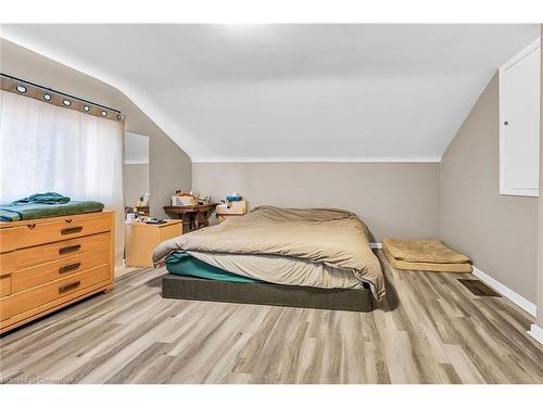 465 East 36Th Street, Hamilton, ON - Indoor Photo Showing Bedroom