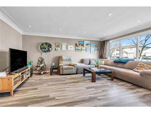 465 East 36Th Street, Hamilton, ON - Indoor Photo Showing Living Room